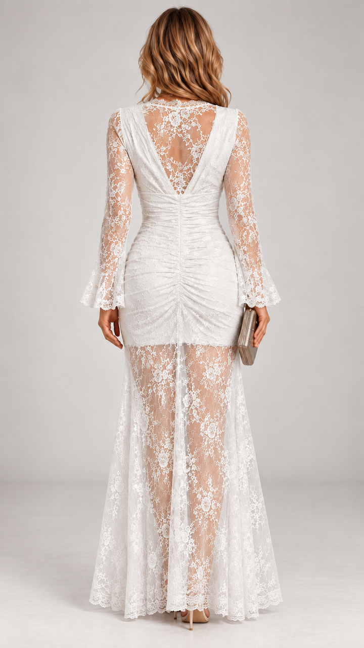 Vue de dos de la robe en dentelle blanche: dos en V transparent, ruchés dans le bas du dos et jupe évasée. 4