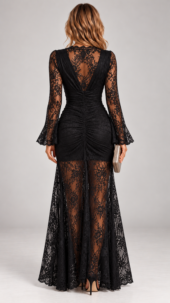 Vue de dos de la robe en dentelle noire: dos en V ajouré, taille ruchée, manches évasées et longue jupe transparente. 5