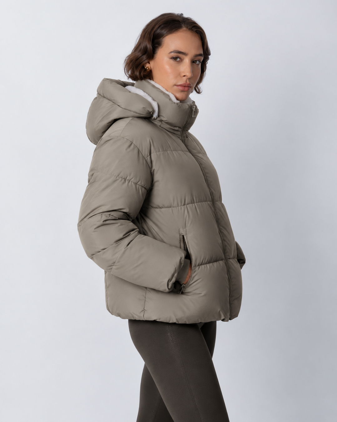 Vue de profil de la veste taupe à capuche, poche zippée sur le côté 19