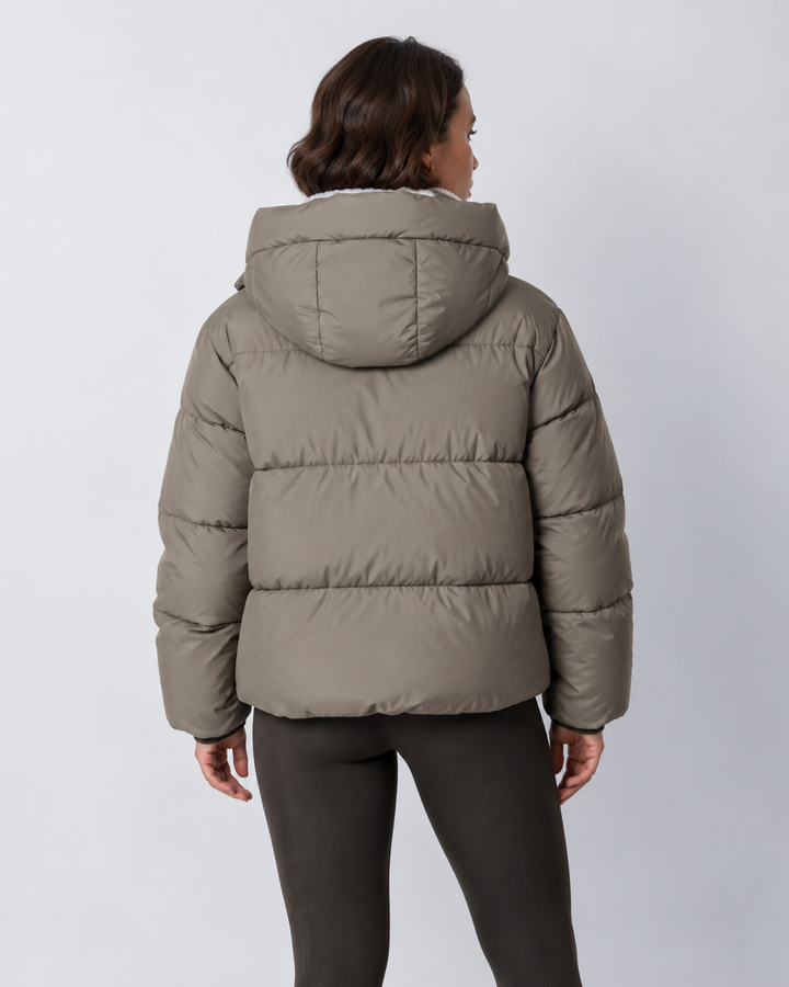 Vue de dos de la veste taupe avec capuche matelassée et coutures horizontales 20