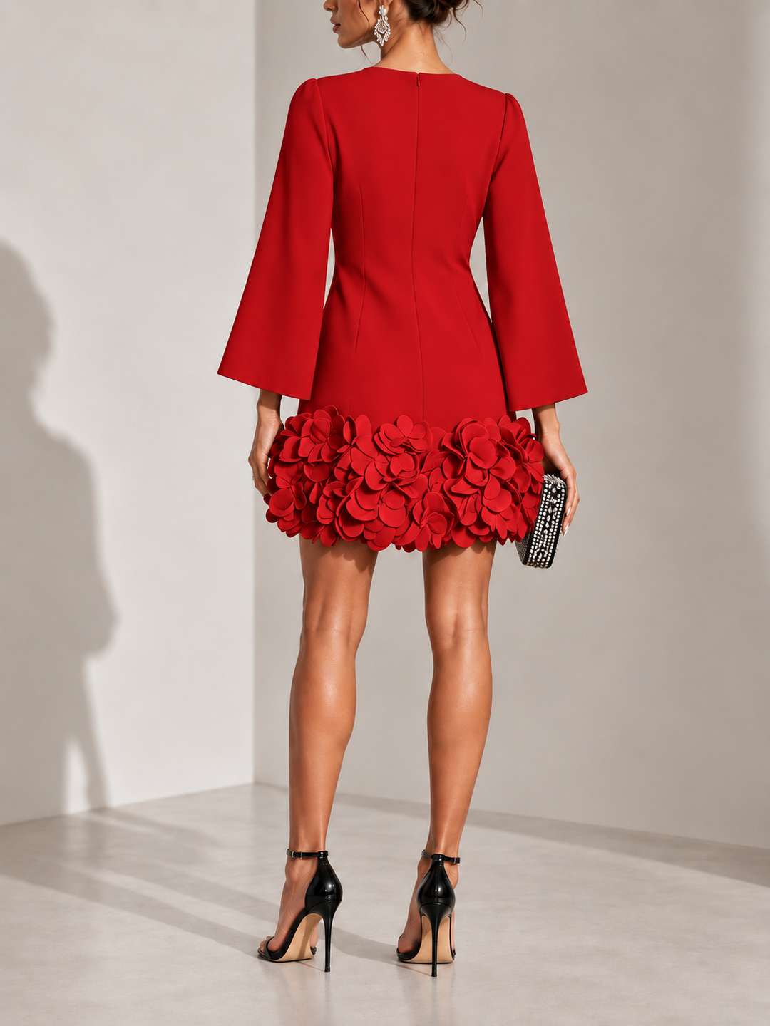 Robe rouge vue de dos avec zip central, manches évasées et pétales en relief le long de l'ourlet. 15