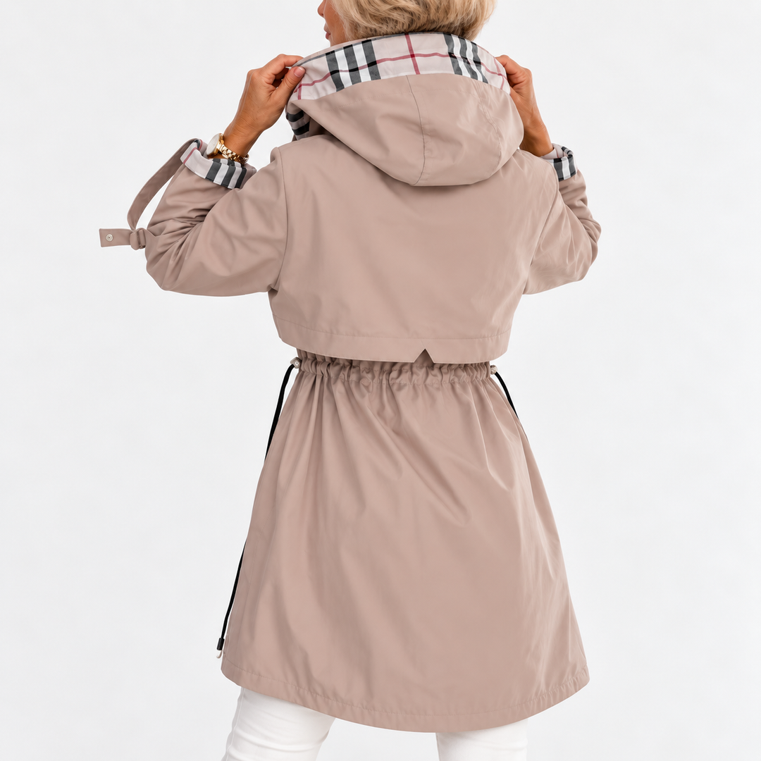 Manteau beige vu de dos, capuche à doublure à carreaux, taille froncée par un cordon de serrage. 3