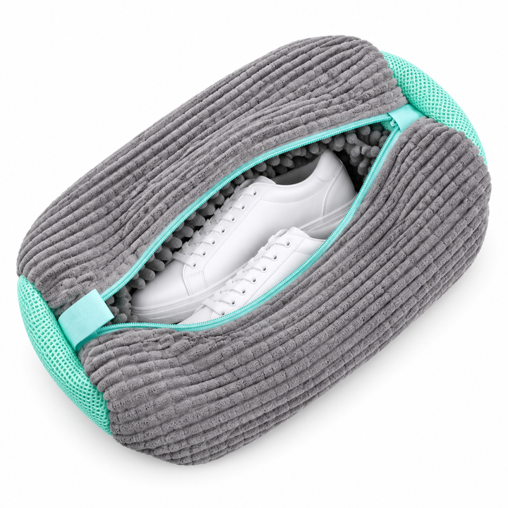 Sac de lavage gris à côtes avec bords turquoise, entrouvert sur des baskets blanches, vu du dessus 10