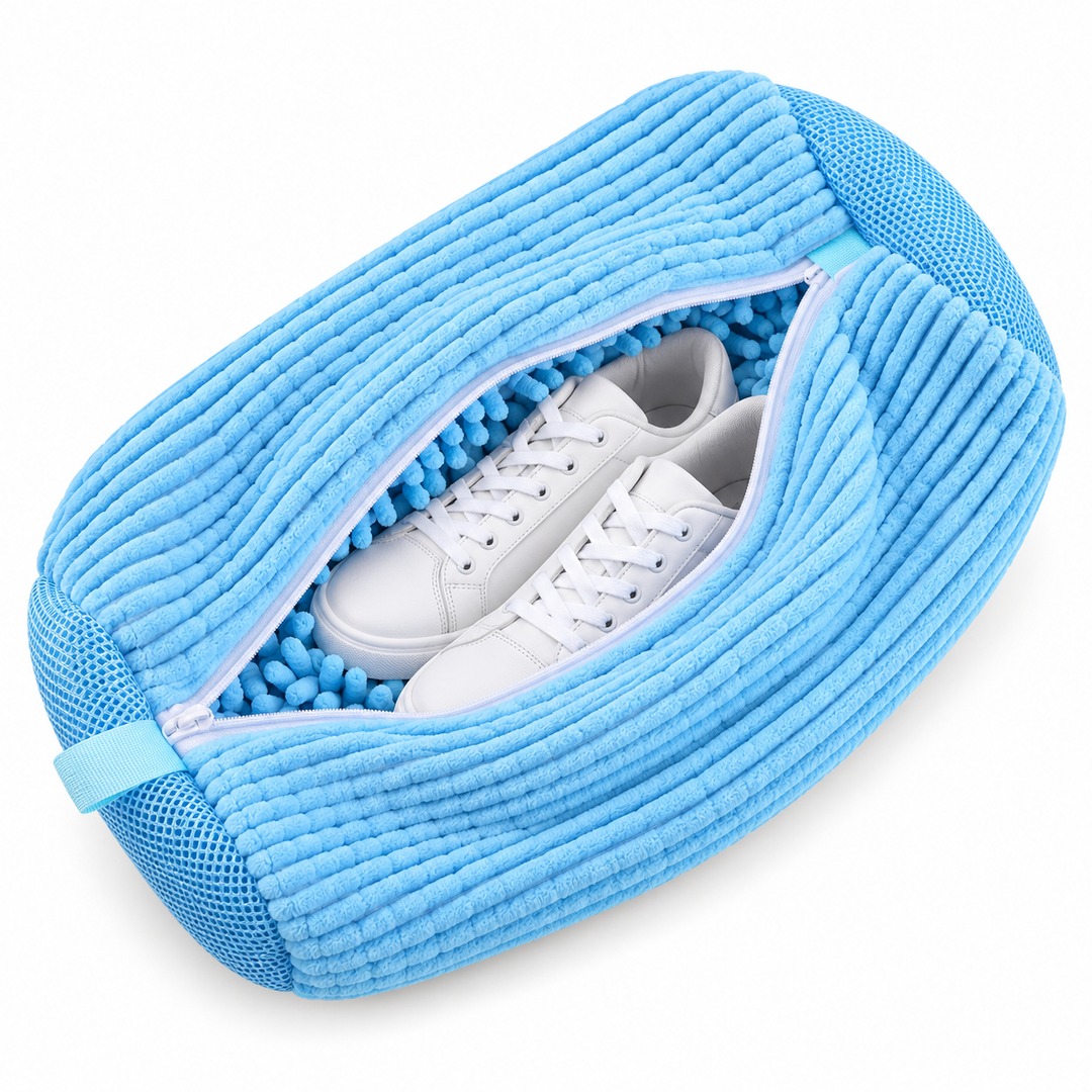 Sac de lavage bleu clair à côtes, entrouvert sur une paire de baskets blanches, vu du dessus 11