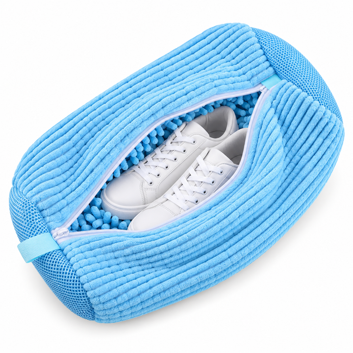 Sac de lavage bleu clair à côtes, entrouvert sur une paire de baskets blanches, vu du dessus 11