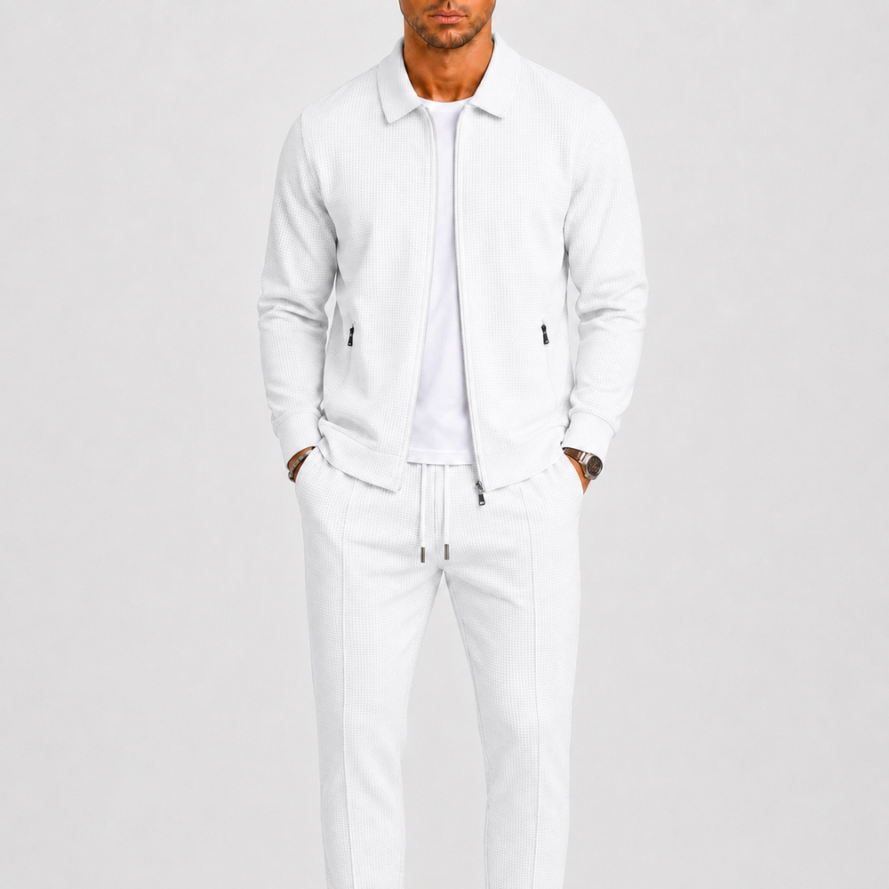 Homme portant l'ensemble blanc en maille gaufrée, veste zippée ouverte sur un t-shirt blanc 2