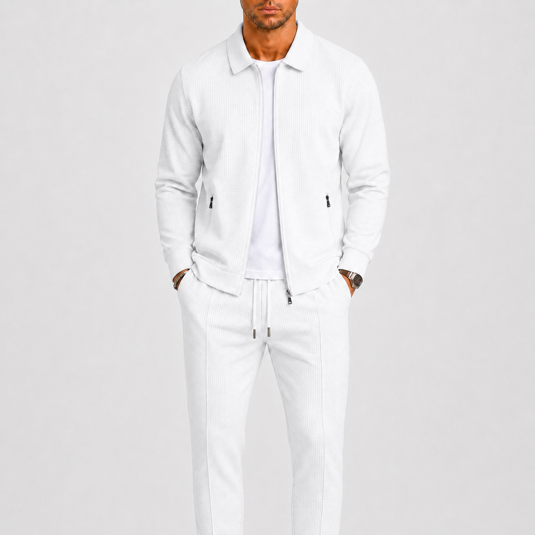 Homme portant l'ensemble blanc en maille gaufrée, veste zippée ouverte sur un t-shirt blanc 2