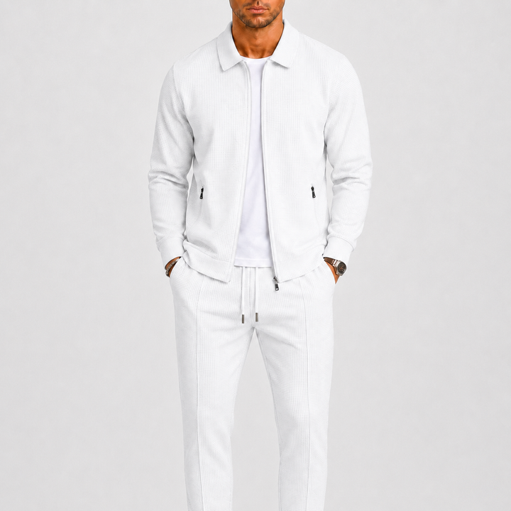 Homme portant l'ensemble blanc en maille gaufrée, veste zippée ouverte sur un t-shirt blanc 2