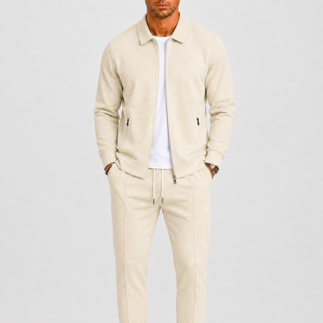 Homme portant l'ensemble beige en maille gaufrée, veste zippée ouverte sur un t-shirt blanc 1