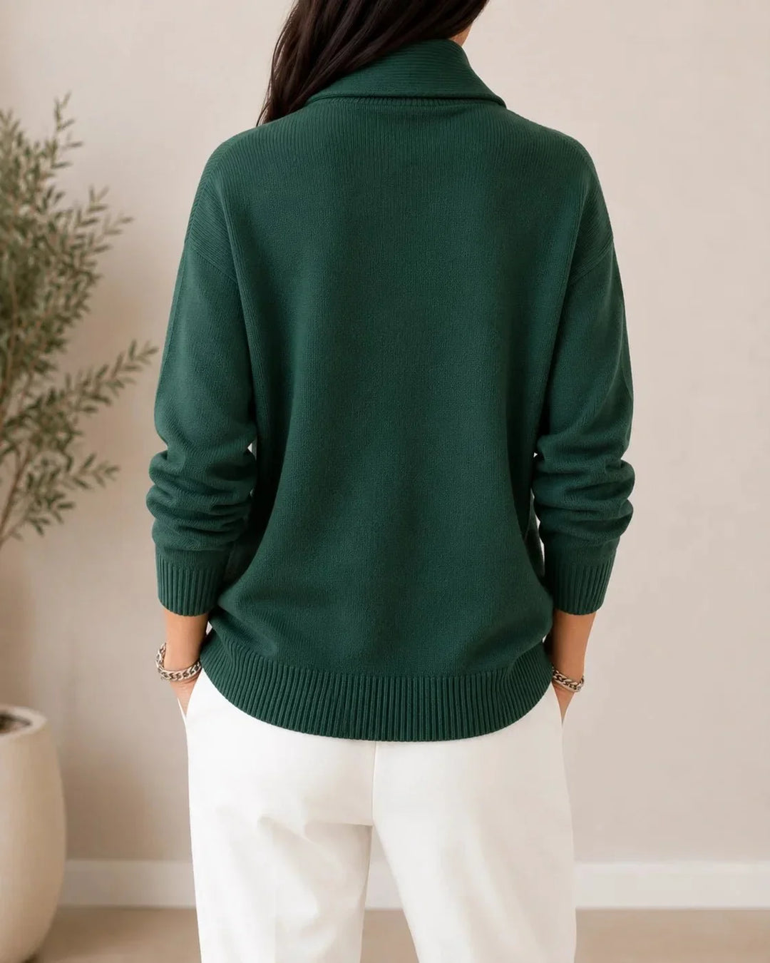 Vue de dos du pull vert foncé porté par un mannequin, montrant le dos uni et le bas côtelé. 4