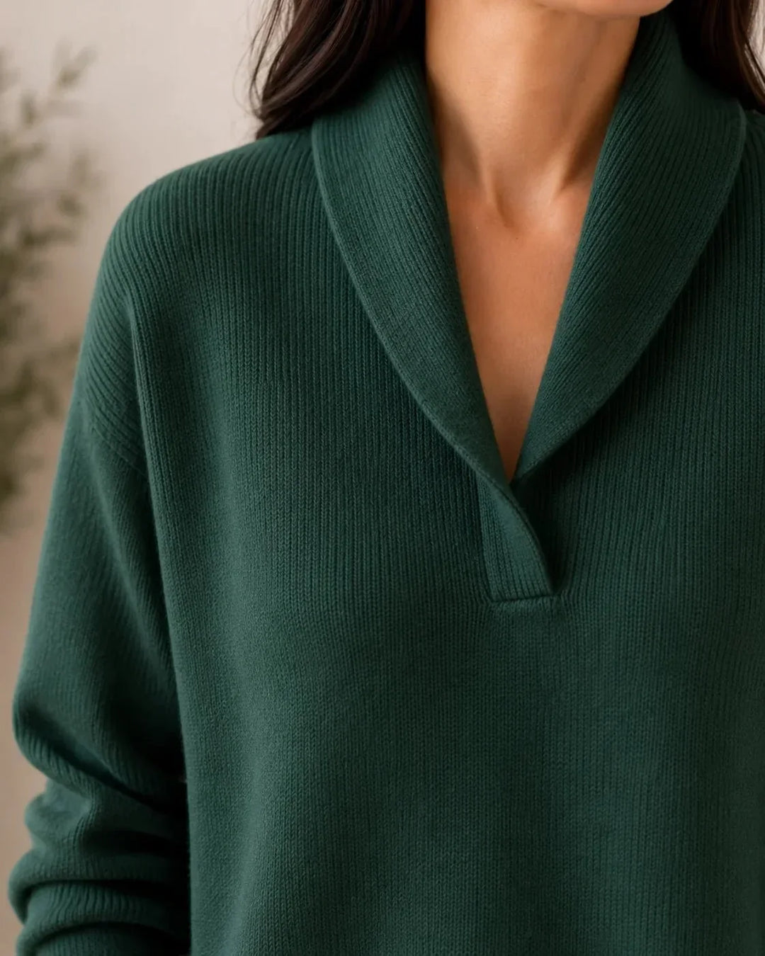 Gros plan sur le col châle et l'encolure en V du pull vert foncé, avec la texture du tricot. 5