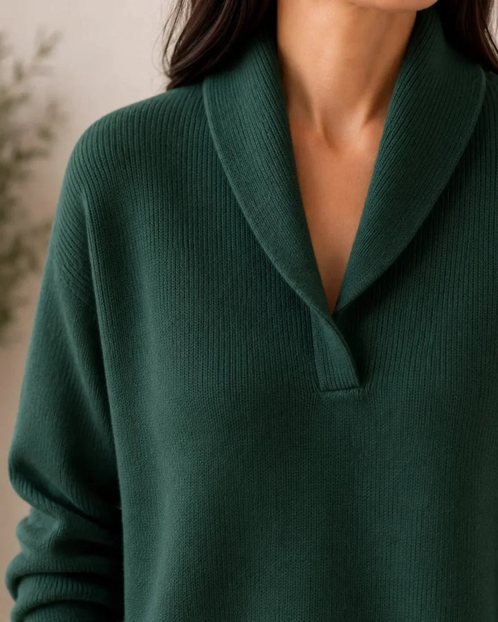 Gros plan sur le col châle et l'encolure en V du pull vert foncé, avec la texture du tricot. 5