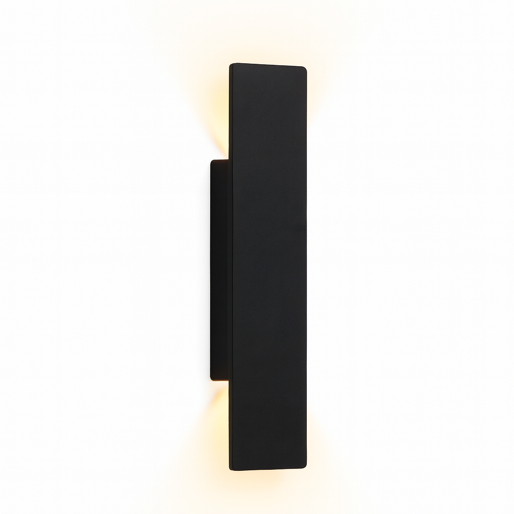 Applique rectangulaire noire mate vue de trois quarts sur fond blanc, avec une lumière chaude qui s'échappe en haut et en bas. 1