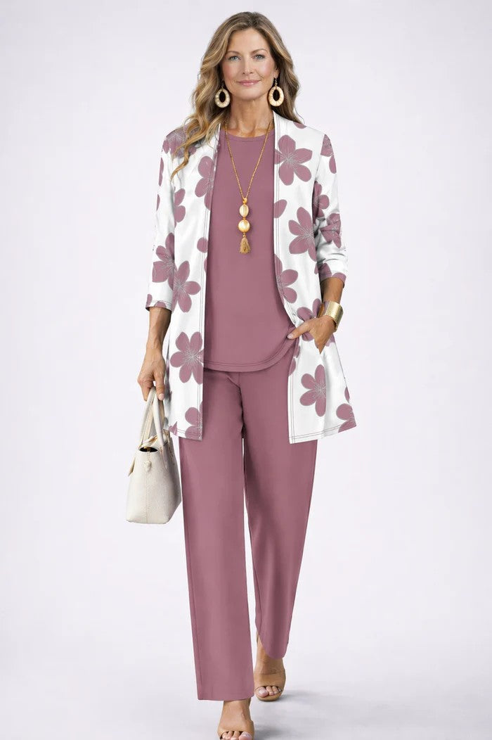 Ensemble vieux rose, cardigan blanc à grandes fleurs roses, tee et pantalon unis, sac crème 11