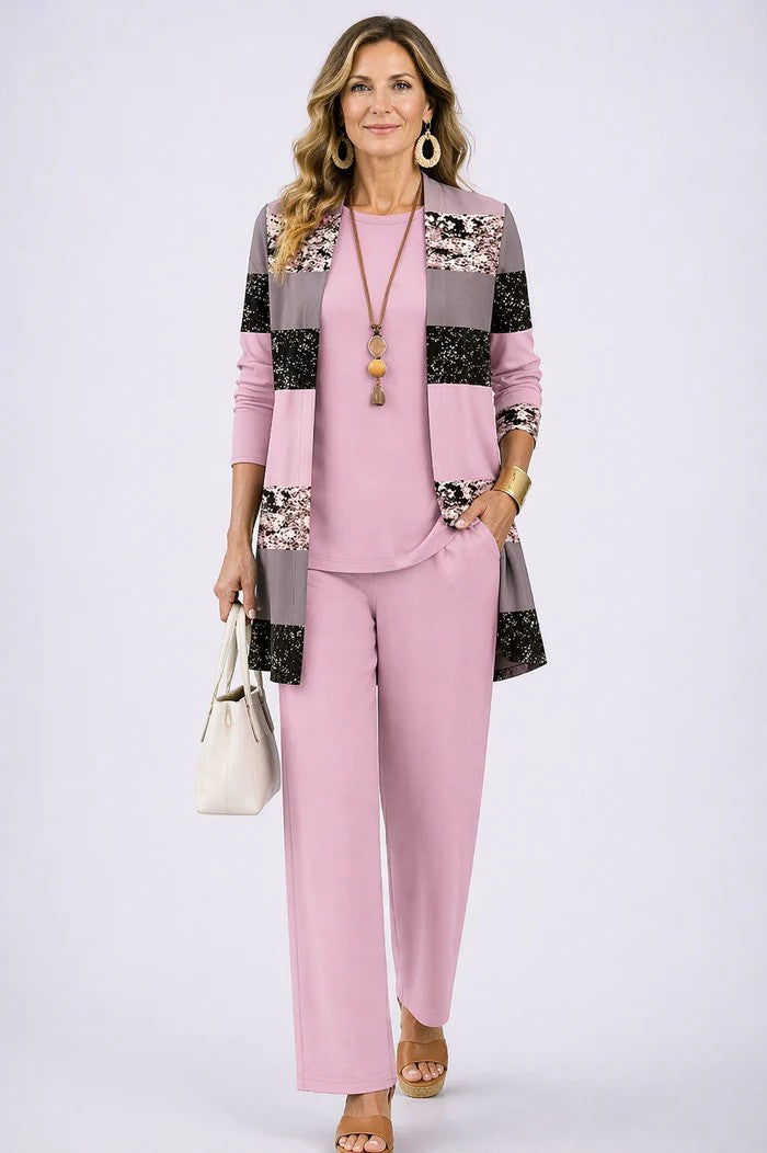 Femme en ensemble rose pâle, cardigan à larges bandes grises et paillettes noires, pantalon large uni 5