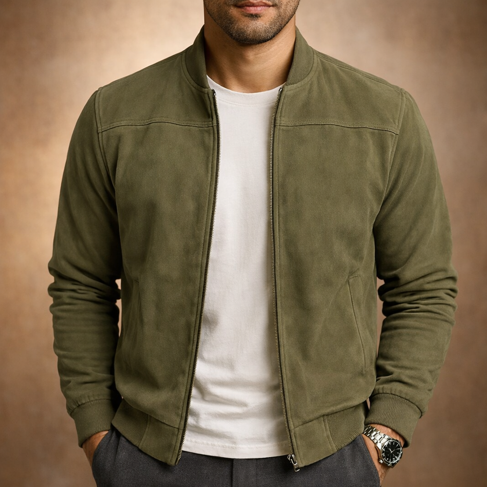 Blouson effet daim vert kaki porté par un homme, zip ouvert sur un t-shirt blanc, poignets et bas côtelés. 2