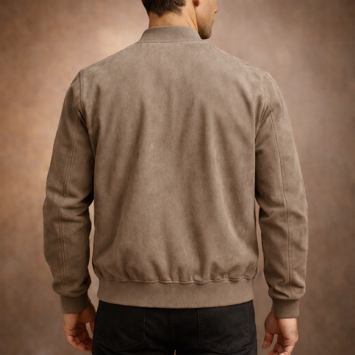 Vue de dos du blouson effet daim beige taupe, avec col, poignets et bas côtelés, porté avec un pantalon noir. 4