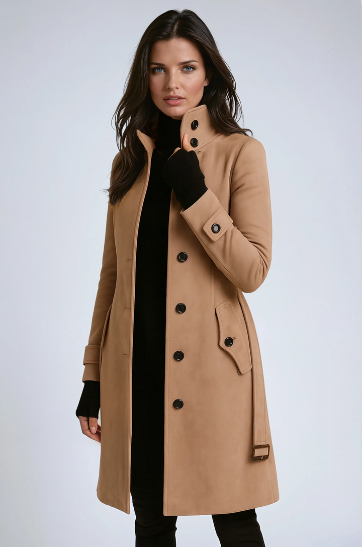 Femme portant le manteau camel boutonné avec ceinture, col montant relevé et mitaines noires, vue de trois quarts 1