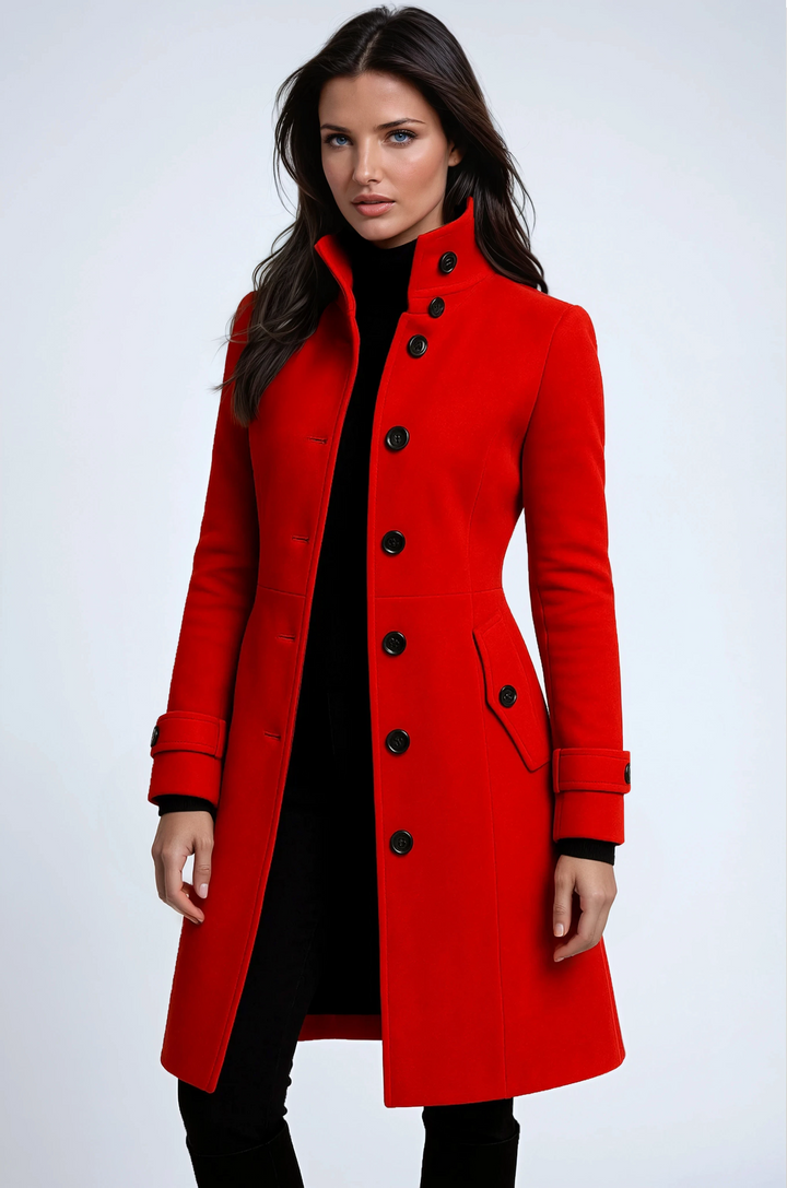 Femme en manteau rouge vif boutonné à col montant, patte de manche et poche à rabat 3