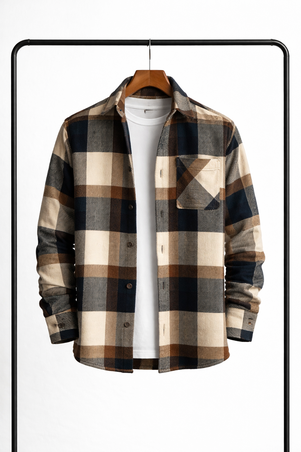 Surchemise à gros carreaux beige, marron et bleu marine, suspendue ouverte sur un t-shirt blanc, avec poche poitrine. 5