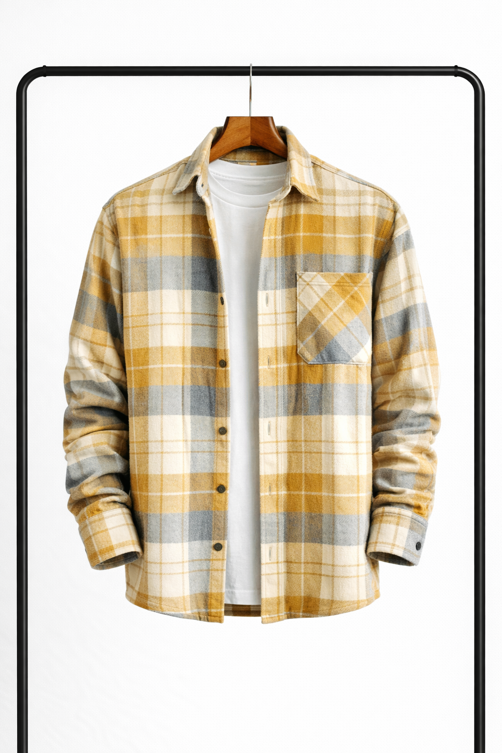 Surchemise à carreaux jaune moutarde, crème et gris, suspendue ouverte sur un t-shirt blanc, vue de face avec poche. 4