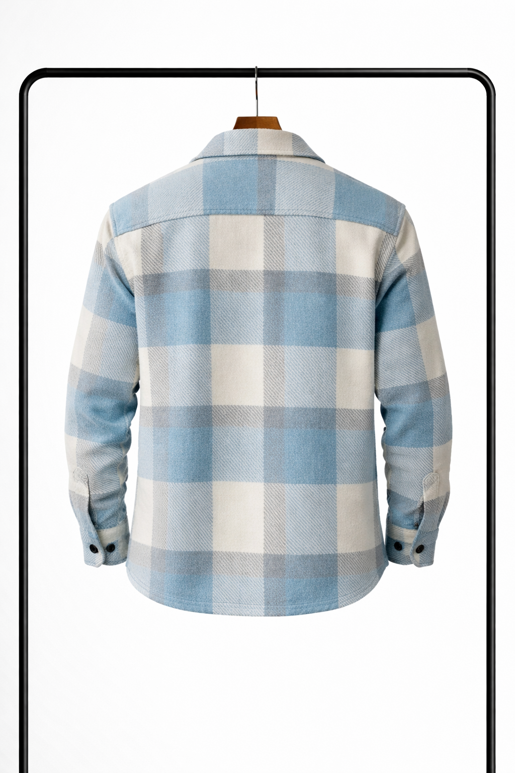 Dos de la surchemise à carreaux bleu clair, écru et gris, suspendue sur cintre en bois, avec manches longues et poignets boutonnés. 2