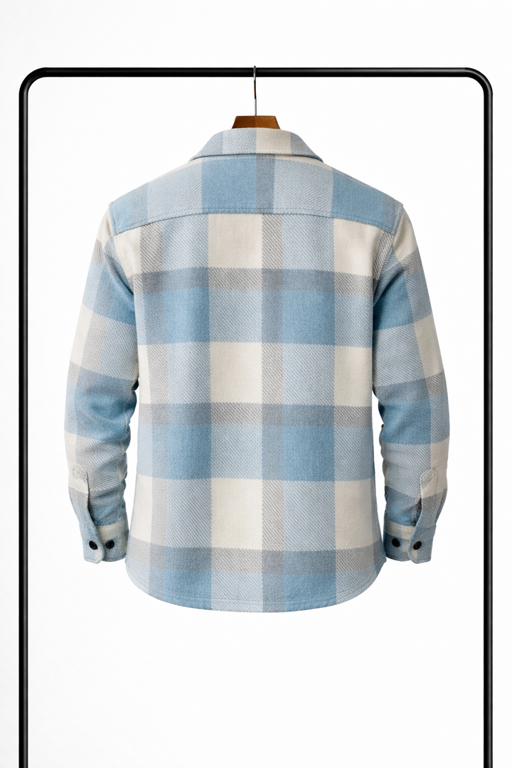 Dos de la surchemise à carreaux bleu clair, écru et gris, suspendue sur cintre en bois, avec manches longues et poignets boutonnés. 2