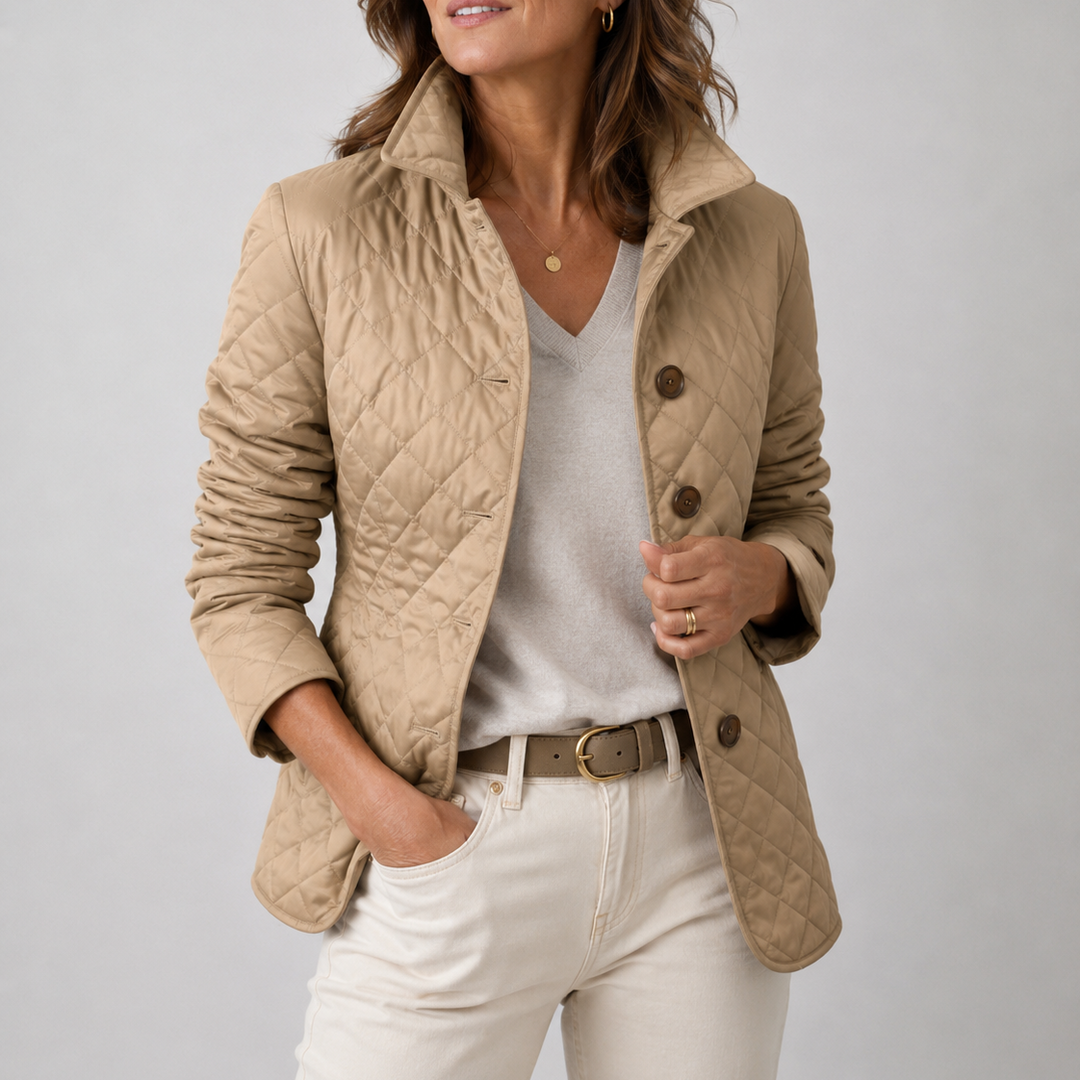 Veste beige à matelassage losanges portée ouverte avec pull gris clair et pantalon écru, fond uni 1