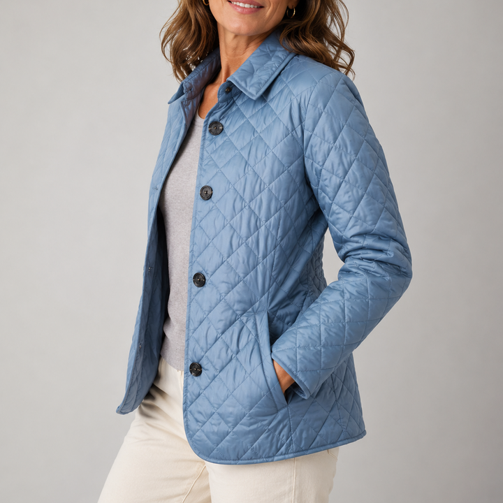 Veste bleu ciel matelassée vue de trois quarts, une main dans la poche, avec pantalon écru 4