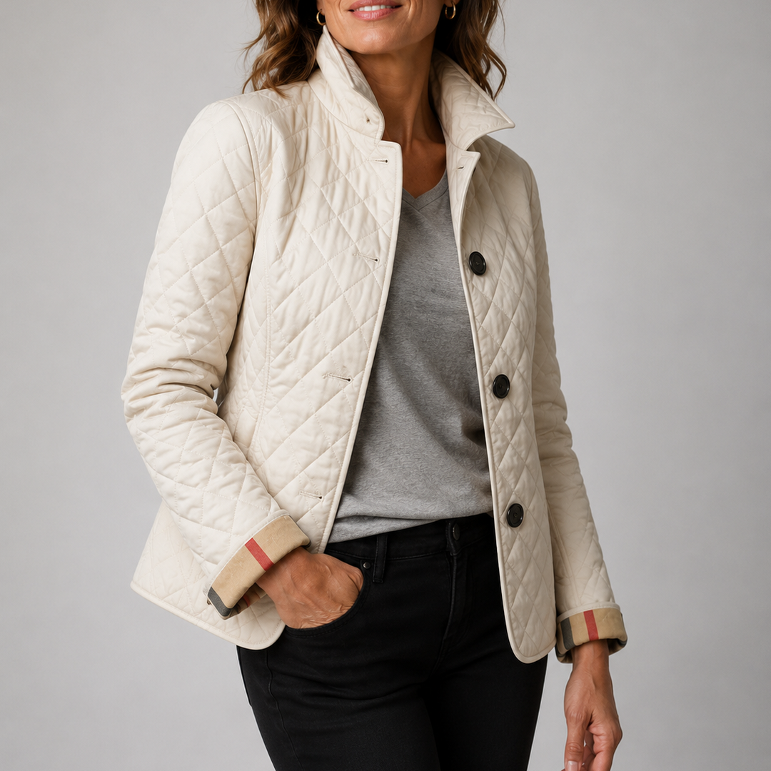 Veste crème matelassée à col montant, poignets retournés rayés, portée avec t-shirt gris et jean noir 6