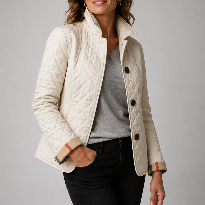 Veste crème matelassée à col montant, poignets retournés rayés, portée avec t-shirt gris et jean noir 6