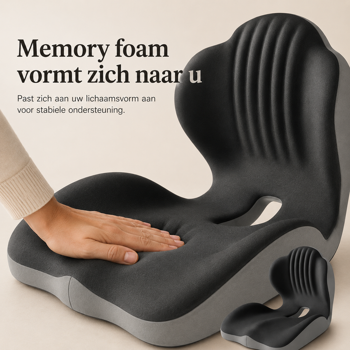 Main appuyant sur l'assise en mousse du coussin noir et gris, qui s'enfonce 3