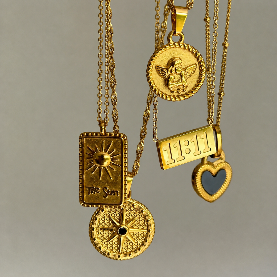 Plusieurs colliers dorés suspendus côte à côte, dont le pendentif étoile, avec médaillons rectangulaire, ange, plaque numérique et cœur. 4
