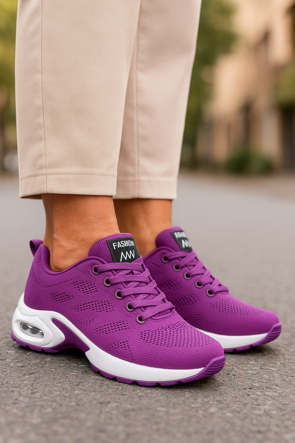Baskets violettes en maille perforée à semelle blanche avec bulle d'air, portées avec un pantalon beige. 7