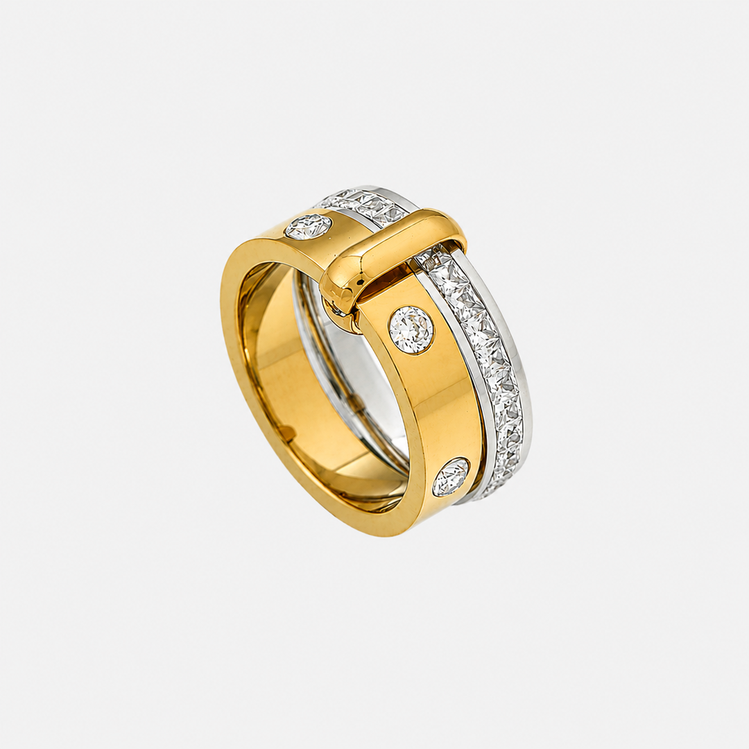 Bague large dorée avec petites pierres rondes et rang de pierres carrées argentées, vue de trois quarts 1