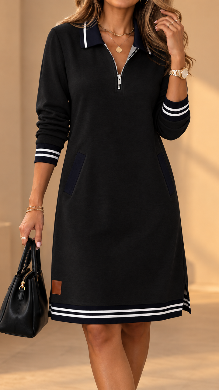 Même robe en noir portée par une mannequin, col polo zippé, poignets et ourlet rayés blanc, poches latérales, sac noir à la main. 4