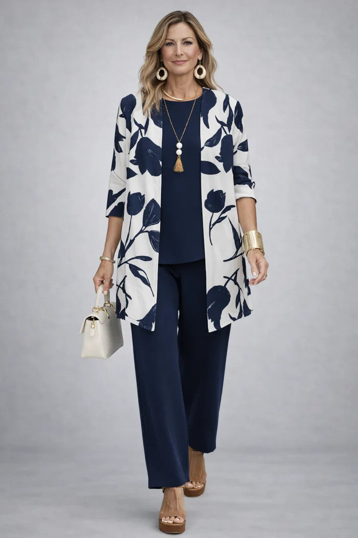 Femme en cardigan blanc à grandes fleurs bleu marine, tee et pantalon large bleu marine unis 8