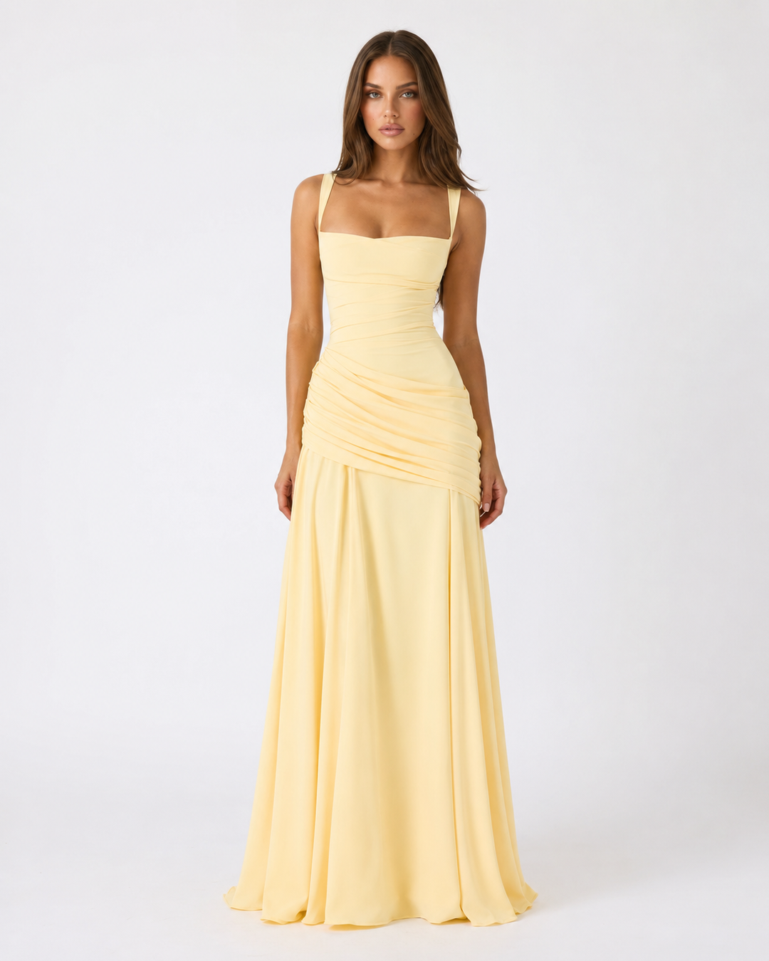 Mannequin vue de face portant la robe longue jaune pâle à décolleté carré, taille drapée et jupe fluide évasée. 1