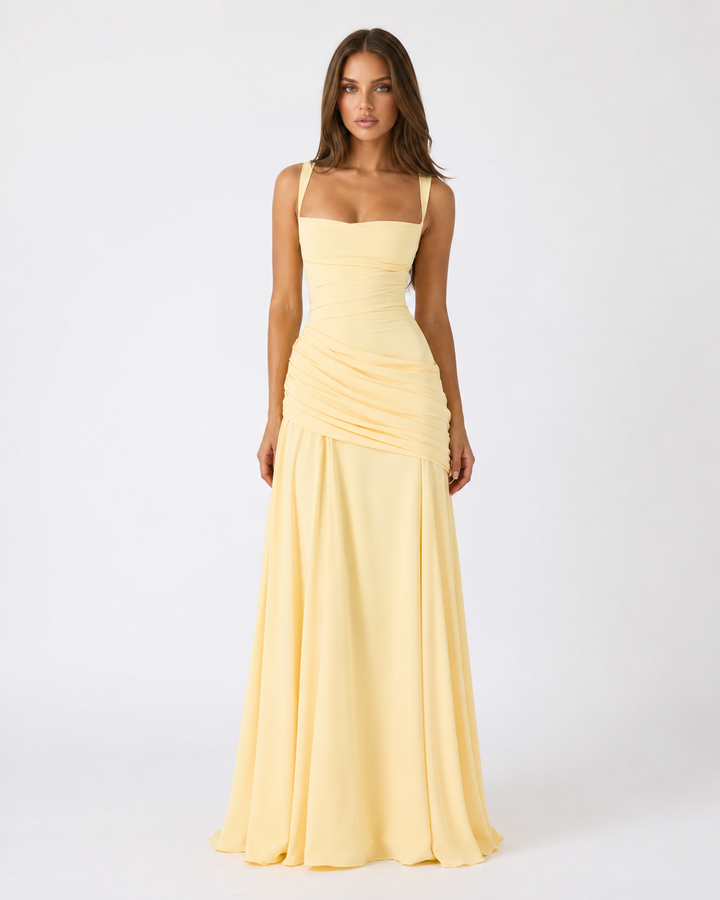 Mannequin vue de face portant la robe longue jaune pâle à décolleté carré, taille drapée et jupe fluide évasée. 1