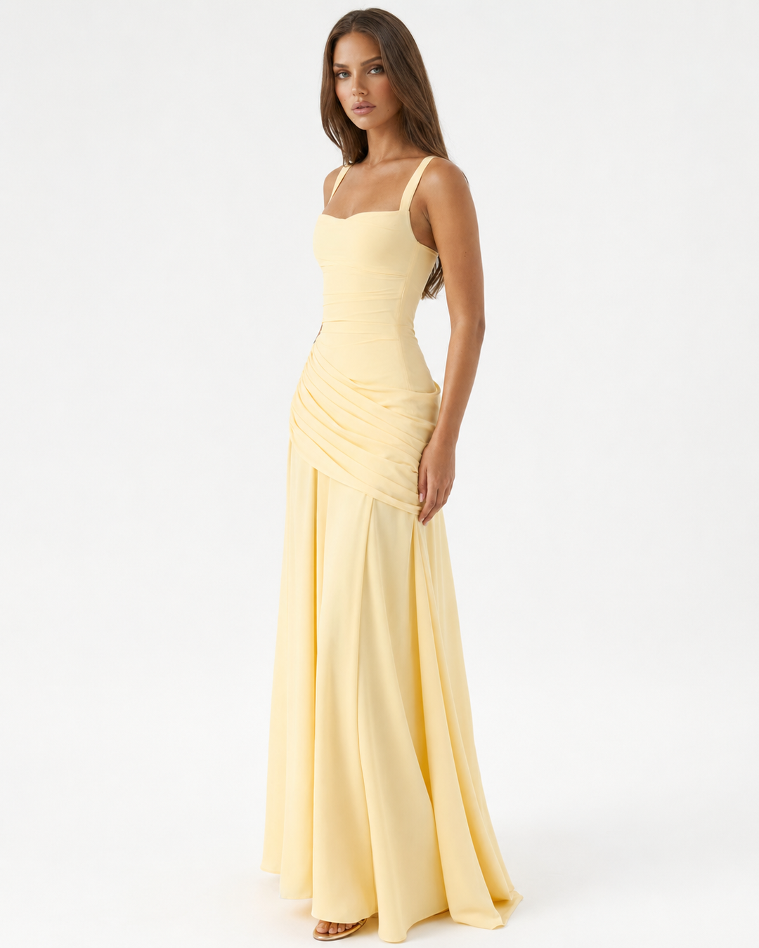 Robe jaune pâle vue de trois quarts, portée par un mannequin sur fond blanc, drapé latéral visible. 2