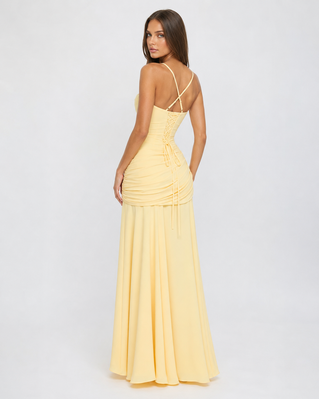 Robe jaune pâle vue de dos, lacet de corset dans le dos et bretelles croisées. 5