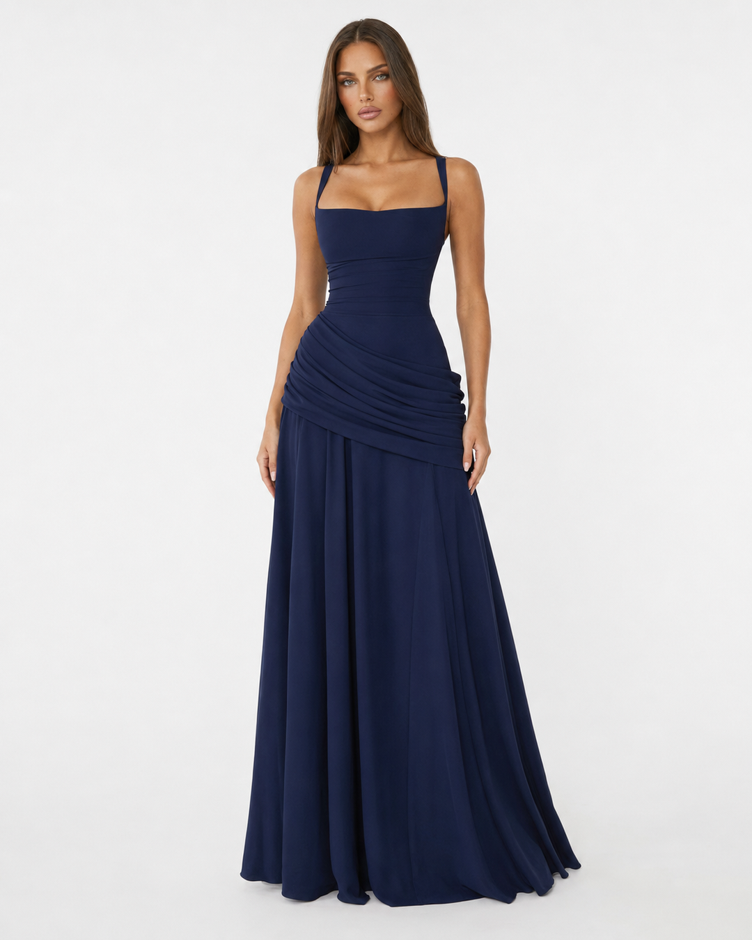 Robe bleu marine vue de face, encolure carrée, drapé diagonal sur la hanche et jupe ample. 15