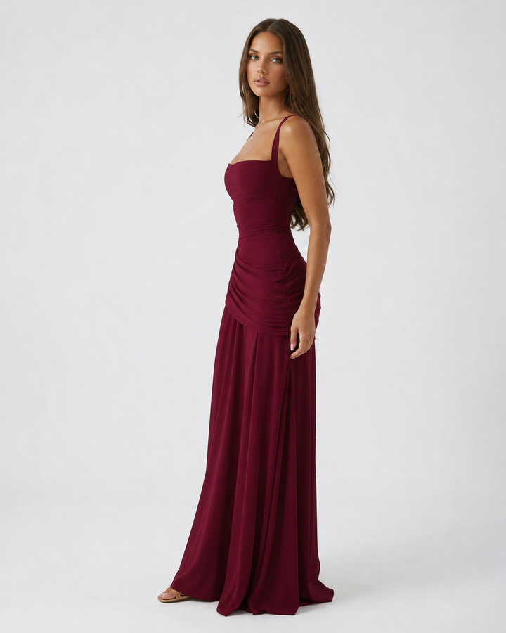 Robe bordeaux vue de profil, fines bretelles, froncé sur la hanche et jupe en chiffon légère. 17