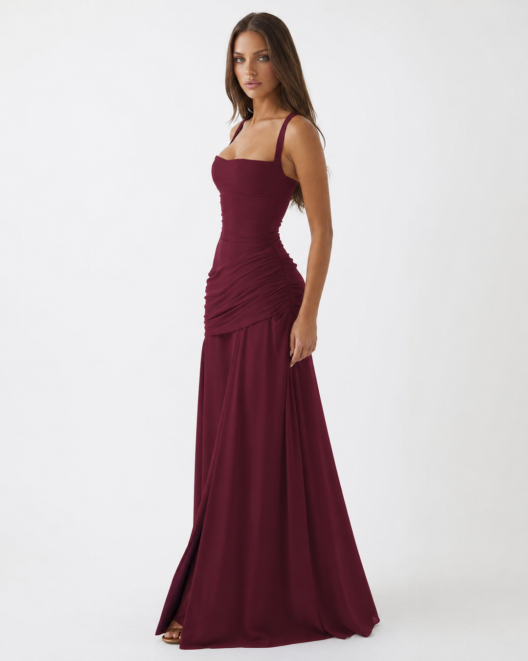 Robe bordeaux vue de trois quarts, encolure carrée, hanche froncée et jupe longue fluide. 9