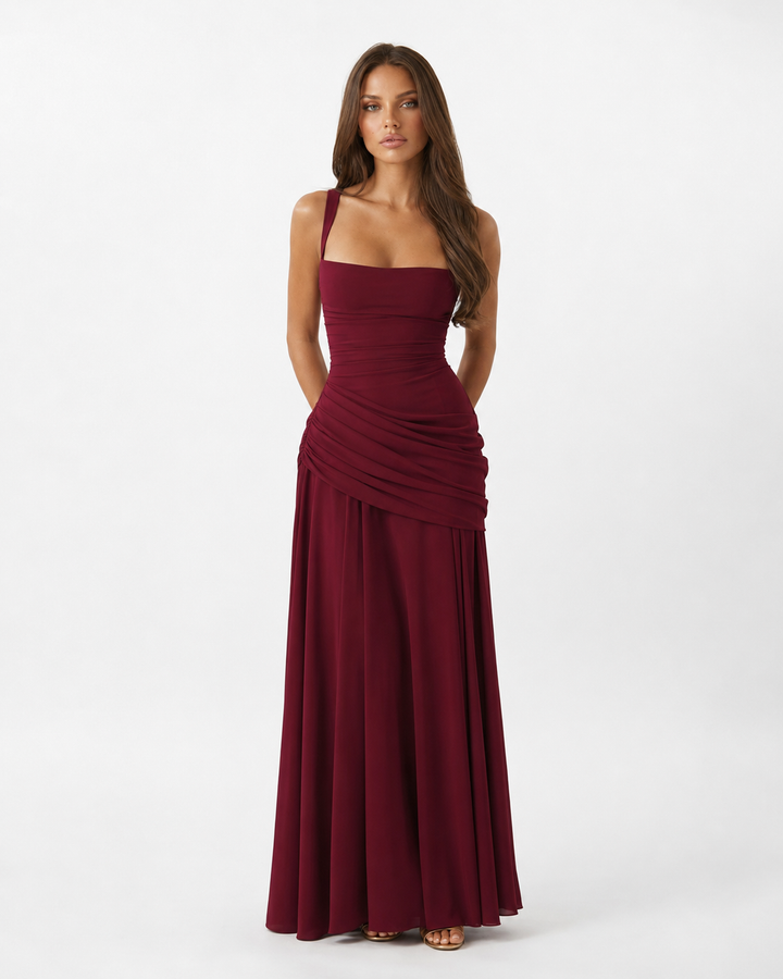 Robe bordeaux vue de face, encolure carrée, buste plissé, drapé latéral et jupe longue. 16