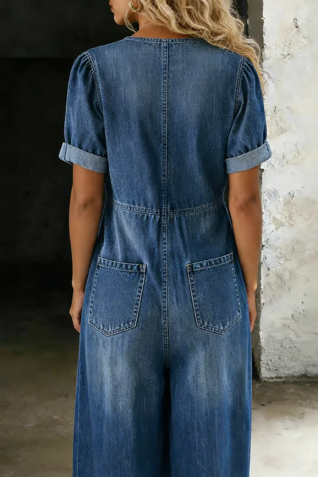 Vue de dos portée par un mannequin, denim bleu foncé, deux poches arrière et manches retroussées 5