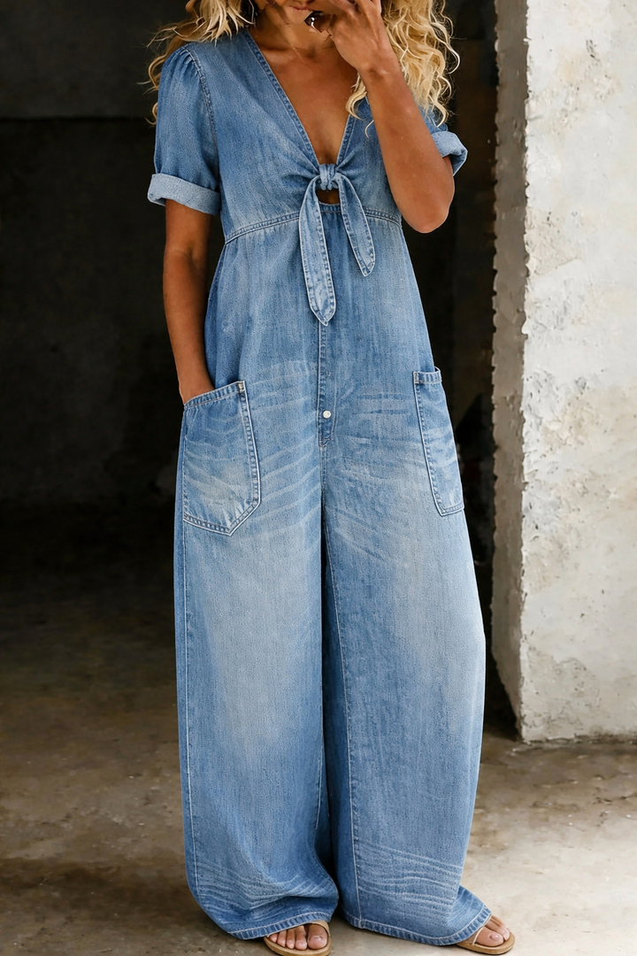 Vue de face portée par un mannequin, version denim bleu clair, nœud sur le buste et grandes poches 2