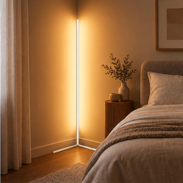 Lampe d'angle blanche allumée dans une chambre, entre un rideau clair et une table de chevet près du lit. 4