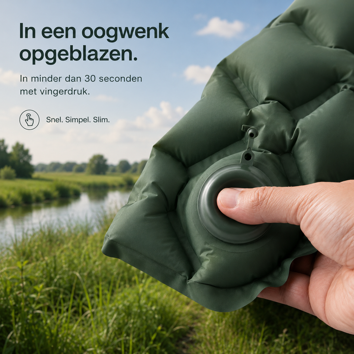 Gros plan sur une main appuyant du doigt sur la pompe intégrée d'un coussin vert foncé, devant un paysage de rivière. 2