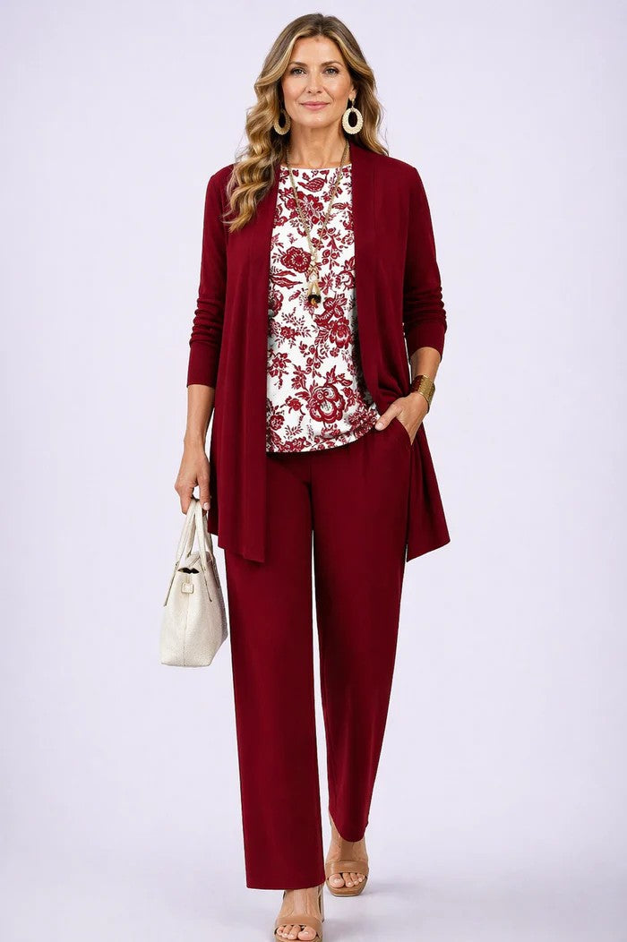 Ensemble bordeaux porté par une femme, cardigan et pantalon unis, tee à grandes fleurs rouges sur fond blanc 6